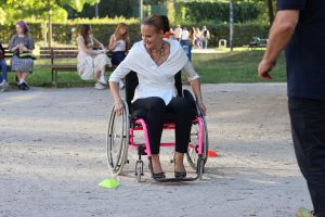 Frau Prof. Dr. Ursula Hofstötter bei der Bewältigung des Hindernisparcours.